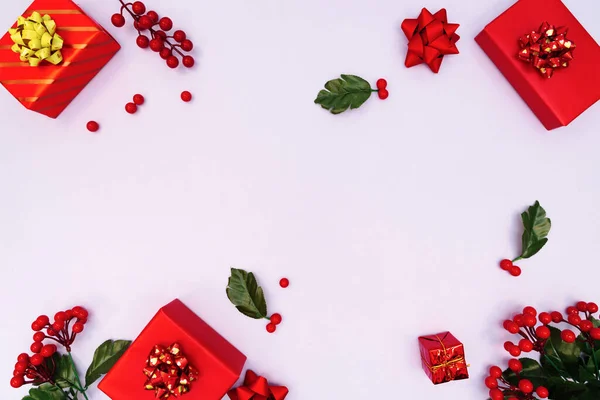 Χριστουγεννιάτικη Διακόσμηση Κόκκινο Κουτί Δώρου Μωβ Φόντο Χριστούγεννα Χειμώνας Νέα — Φωτογραφία Αρχείου