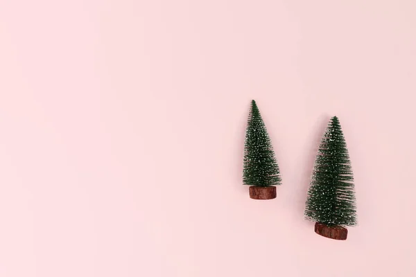 Pembe Arka Planda Noel Ağacı Noel Kış Yeni Yıl Konsepti — Stok fotoğraf