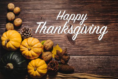 Tahta masadaki kabak ve fındıklı Şükran Günü 'n kutlu olsun.