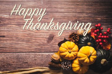 Tahta masadaki kabak ve fındıklı Şükran Günü 'n kutlu olsun.