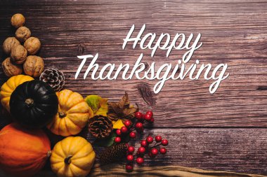 Tahta masadaki kabak ve fındıklı Şükran Günü 'n kutlu olsun.