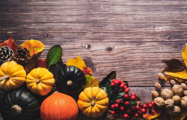 Tahta masadaki kabak ve fındıklı Şükran Günü 'n kutlu olsun.