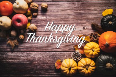 Tahta masadaki kabak ve fındıklı Şükran Günü 'n kutlu olsun.