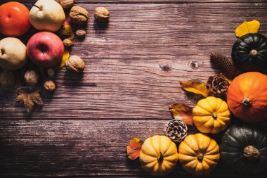 Tahta masadaki kabak ve fındıklı Şükran Günü 'n kutlu olsun.