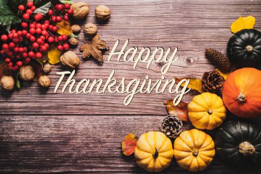 Tahta masadaki kabak ve fındıklı Şükran Günü 'n kutlu olsun.