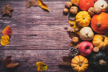 Tahta masadaki kabak ve fındıklı Şükran Günü 'n kutlu olsun.