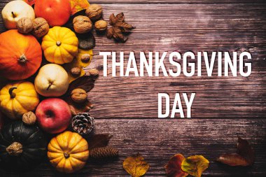 Tahta masadaki kabak ve fındıklı Şükran Günü 'n kutlu olsun.