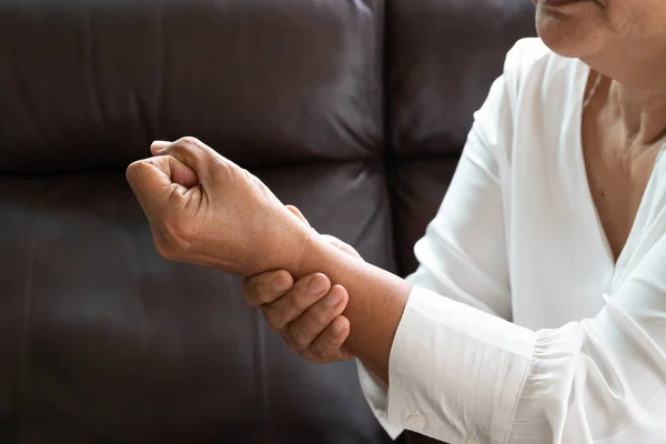 Old Woman Suffering Wrist Hand Pain Health Problem Concept — Stock Photo, Image