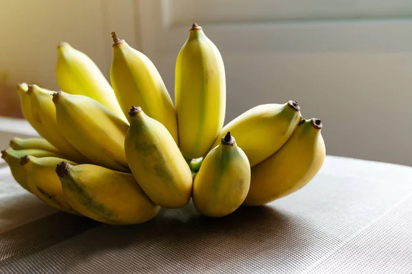 Surowa Organiczna Masa Żółtych Bananów Gotowa Spożycia — Zdjęcie stockowe