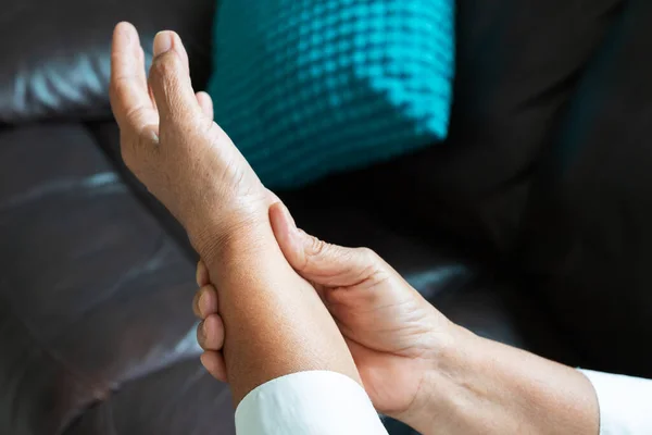 Old Woman Suffering Wrist Hand Pain Health Problem Concept — Stock Photo, Image