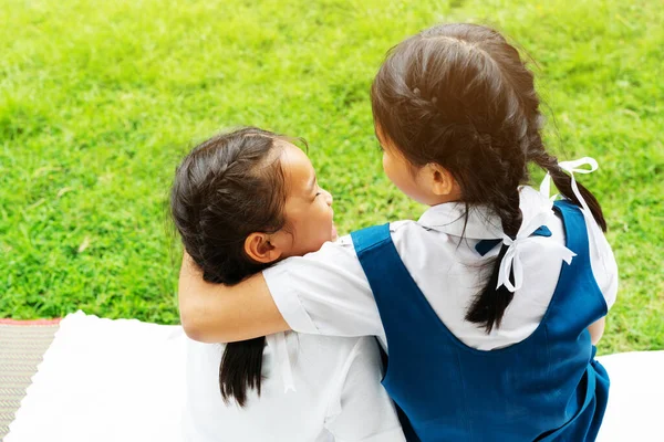 Dwie Siostry Dziewczynki Azjatki Przytulanie Szczęśliwy Post Szkolny Mundurek Powrót — Zdjęcie stockowe