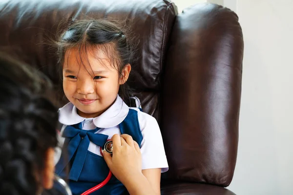 Due Bambine Sorridono Giocano Dottore Con Stetoscopio Concetto Assistenza Sanitaria — Foto Stock
