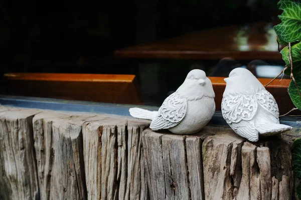 Quelques Oiseaux Deux Statues Oiseaux Blancs Sur Bois Près Fenêtre — Photo