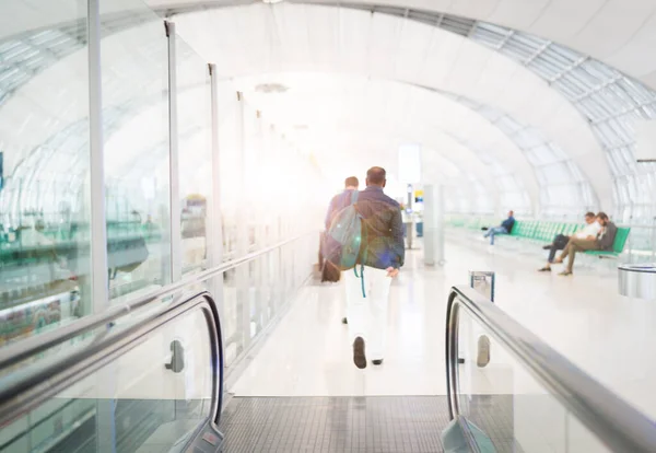 携带旅行袋或行李在机场候机楼走道进行航空旅行的旅客 模糊的运动 — 图库照片