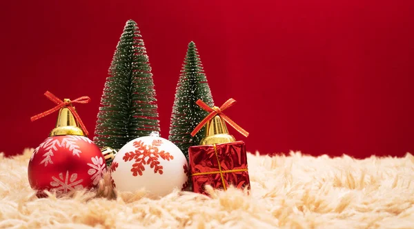 Concepto Fondo Navidad Caja Regalo Navidad Árbol Con Campanas Doradas —  Fotos de Stock