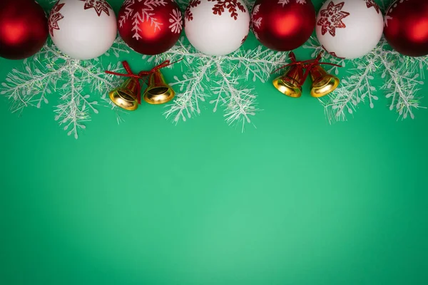 Composición Navideña Regalo Navidad Campana Pelota Sobre Fondo Verde Plano — Foto de Stock