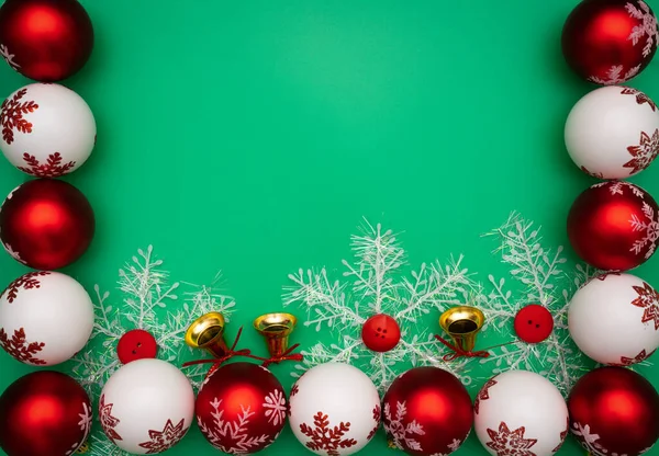 Composición Navideña Regalo Navidad Campana Pelota Sobre Fondo Verde Plano — Foto de Stock