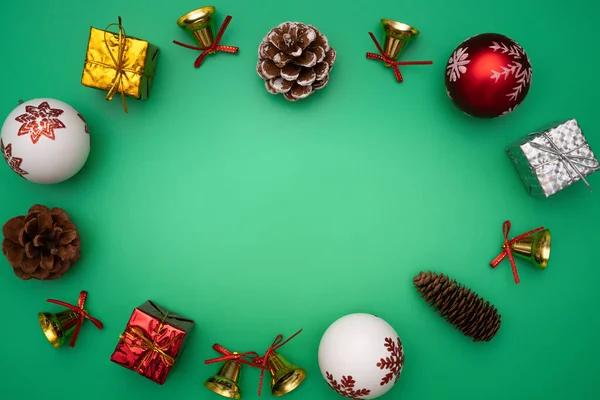 Composición Navideña Regalo Navidad Campana Pelota Sobre Fondo Verde Plano — Foto de Stock