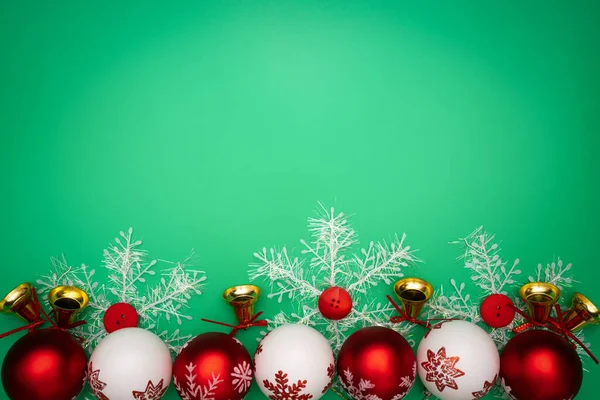 Julens Sammansättning Julklapp Klocka Och Boll Grön Bakgrund Platt Låg — Stockfoto