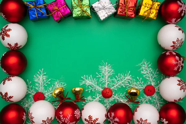 Composición Navideña Regalo Navidad Campana Pelota Sobre Fondo Verde Plano —  Fotos de Stock