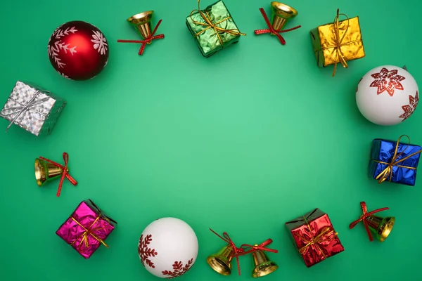 Composición Navideña Regalo Navidad Campana Pelota Sobre Fondo Verde Plano —  Fotos de Stock