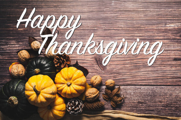С Днем Благодарения с тыквой и орехом на деревянном столе
