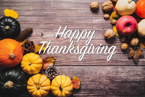 С Днем Благодарения с тыквой и орехом на деревянном столе