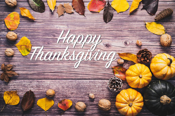 С Днем Благодарения с тыквой и орехом на деревянном столе