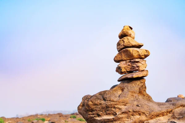 バランスと調和の石のスタックは 常に優れたと違いトップ バランス ロック 平和的な概念 — ストック写真