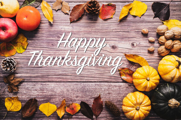 С Днем Благодарения с тыквой и орехом на деревянном столе