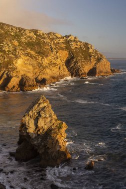 Lizbon, Portekiz yakınlarındaki Cabo da Roca 'daki kayalık kayalıkların ve okyanus kıyısının manzarası çok güzel.