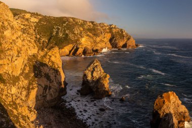Lizbon, Portekiz yakınlarındaki Cabo da Roca 'daki kayalık kayalıkların ve okyanus kıyısının manzarası çok güzel.