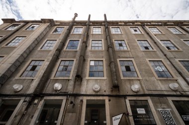 LX Factory, merkez Lizbon, Portekiz 'deki sanat mağazalarının güzel manzarası