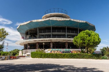 Monsanto Park, Lizbon, Portekiz 'deki panoramik manzaralı binaya güzel bir manzara
