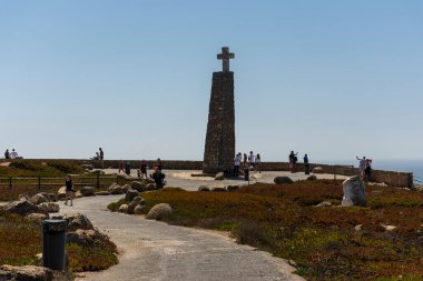 Lizbon, Portekiz yakınlarındaki Cabo da Roca 'daki anıtı görmek için güzel bir manzara.