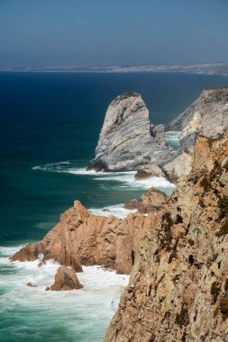 Lizbon, Portekiz yakınlarındaki Cabo da Roca 'daki kayalık kayalıkların ve okyanus kıyısının manzarası çok güzel.