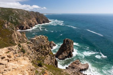 Lizbon, Portekiz yakınlarındaki Cabo da Roca 'daki kayalık kayalıkların ve okyanus kıyısının manzarası çok güzel.