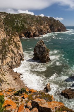 Lizbon, Portekiz yakınlarındaki Cabo da Roca 'daki kayalık kayalıkların ve okyanus kıyısının manzarası çok güzel.