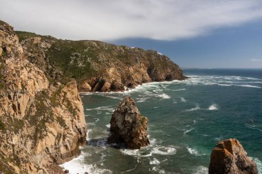 Lizbon, Portekiz yakınlarındaki Cabo da Roca 'daki kayalık kayalıkların ve okyanus kıyısının manzarası çok güzel.