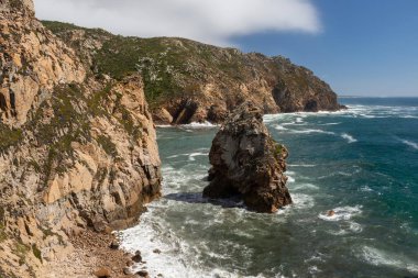 Lizbon, Portekiz yakınlarındaki Cabo da Roca 'daki kayalık kayalıkların ve okyanus kıyısının manzarası çok güzel.