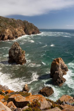 Lizbon, Portekiz yakınlarındaki Cabo da Roca 'daki kayalık kayalıkların ve okyanus kıyısının manzarası çok güzel.