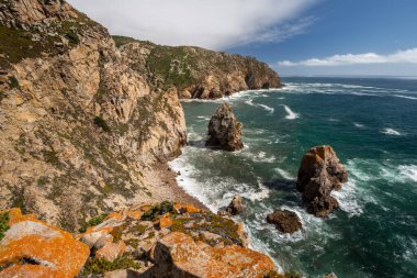 Lizbon, Portekiz yakınlarındaki Cabo da Roca 'daki kayalık kayalıkların ve okyanus kıyısının manzarası çok güzel.