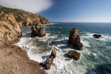 Lizbon, Portekiz yakınlarındaki Cabo da Roca 'daki kayalık kayalıkların ve okyanus kıyısının manzarası çok güzel.