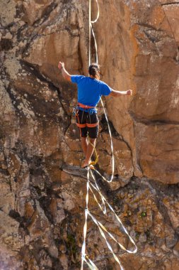 Portekiz, Lizbon yakınlarındaki Cabo da Roca 'da güzel kayalık kıyı manzarasında erkek dağcılara güzel bir manzara