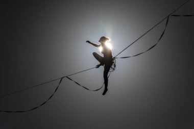 Portekiz, Lizbon yakınlarındaki Cabo da Roca 'da güneşi gölgede bırakan kadın dağcılara güzel bir manzara