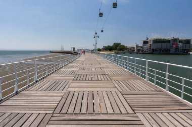 Parque das Nacoes, Lizbon, Portekiz 'deki kamu nehir üstgeçidine güzel bir manzara