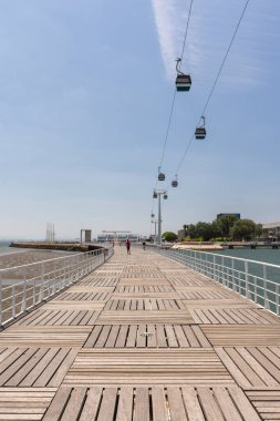 Parque das Nacoes, Lizbon, Portekiz 'deki teleferiğe güzel bir manzara.