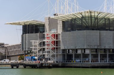 Lizbon, Portekiz 'deki Parque das Nacoes bölgesindeki modern Oceanarium binasının güzel manzarası
