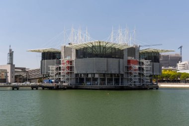 Lizbon, Portekiz 'deki Parque das Nacoes bölgesindeki modern Oceanarium binasının güzel manzarası