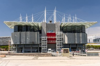 Lizbon, Portekiz 'deki Parque das Nacoes bölgesindeki modern Oceanarium binasının güzel manzarası